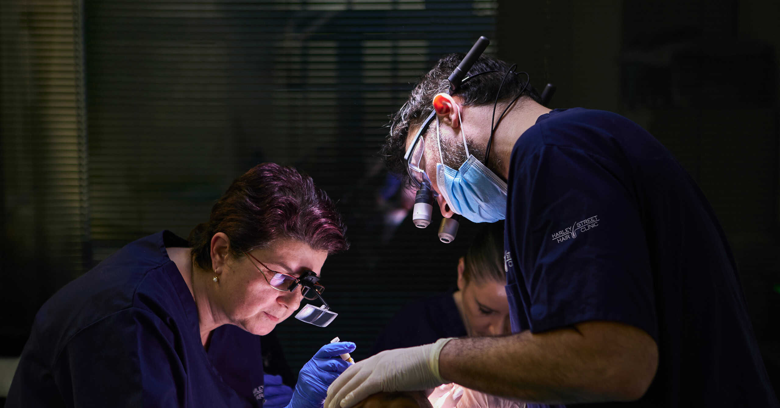 تجربه و مهارت؛ مهم‌ترین معیار در انتخاب بهترین دکتر کاشت مو