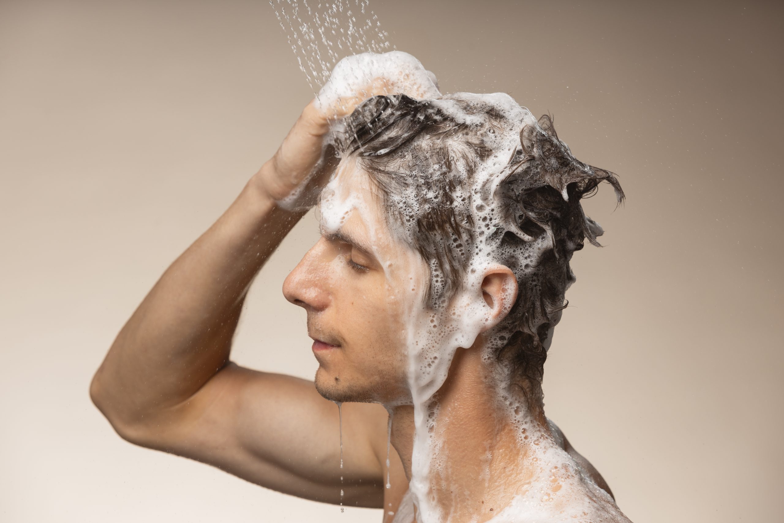 چرا انتخاب شامپو بعد از کاشت مو مهم است؟